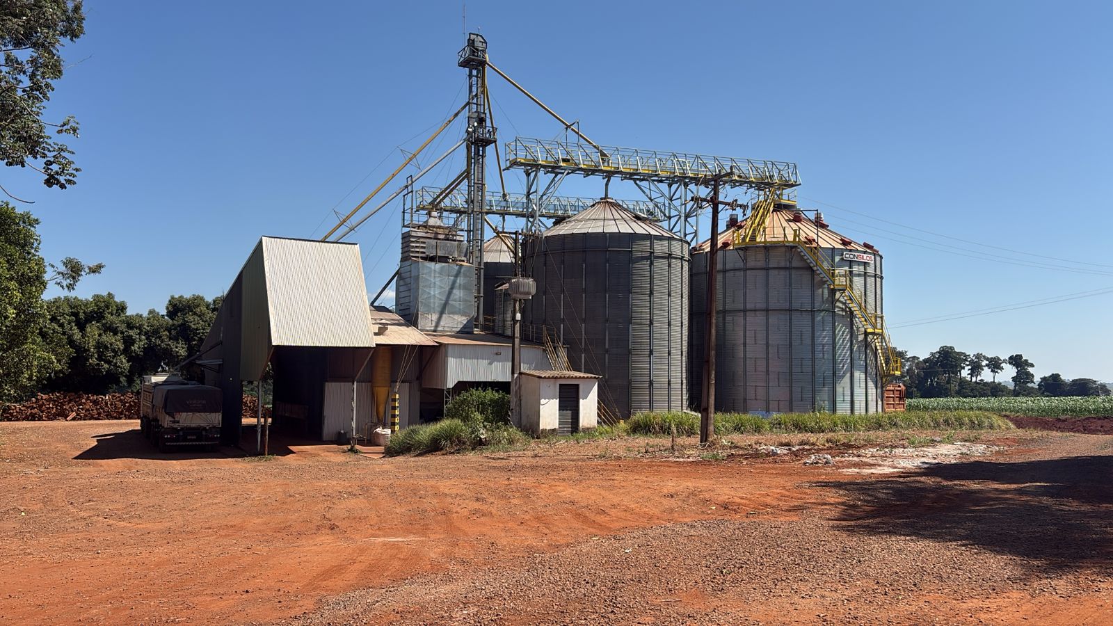 Silos agrícolas em uma propriedade rural